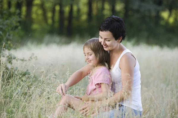 Moeder en dochter in een veld — Stockfoto