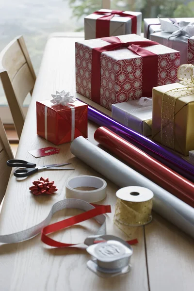 De giften van Kerstmis, inpakpapier en accessoires — Stockfoto