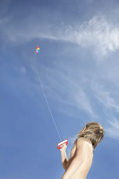 Boy flying kite — Stock Photo, Image