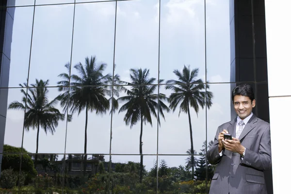 Бизнесмен с помощью мобильного телефона — стоковое фото