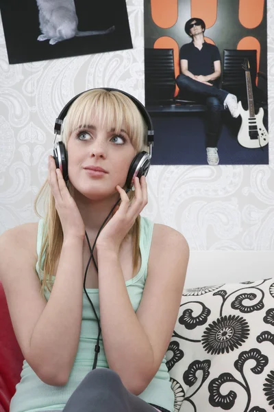 Girl listening to music — Stock Photo, Image