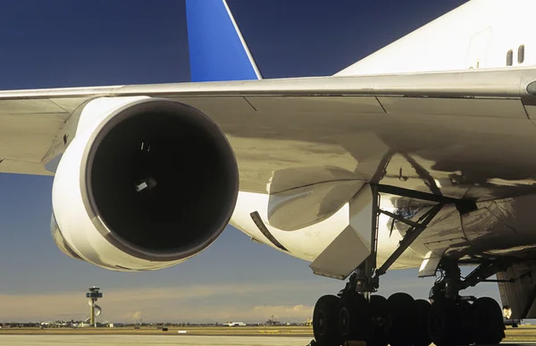 Hombre que inspecciona el motor del avión de pasajeros —  Fotos de Stock