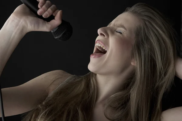 Donna che canta — Foto Stock