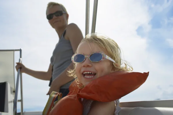 Veselá dívka s matkou na jachtě — Stock fotografie