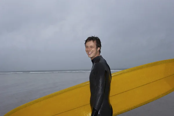 Surfista che trasporta tavola da surf — Foto Stock