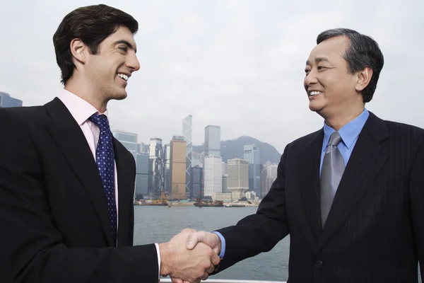 Business men shaking hands — Stock Photo, Image