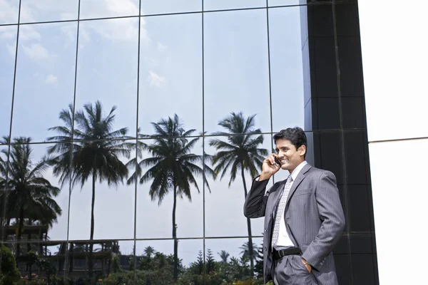 Hombre de negocios usando el teléfono móvil — Foto de Stock