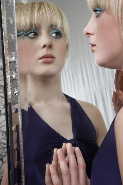 Girl looking in mirror — Stock Photo, Image