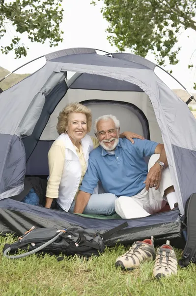 Paar bij ingang van tent — Stockfoto
