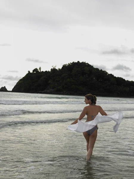 海で水遊びの女性 — ストック写真