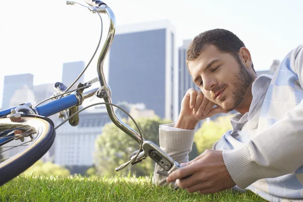 Mann schaut aufs Handy — Stockfoto