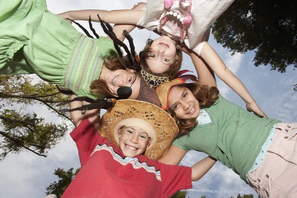 Children in huddle — Stock Photo, Image