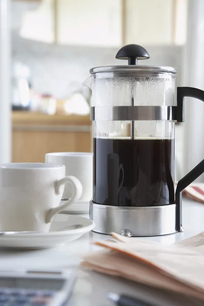 Coffee cups and french press — Stock Photo, Image