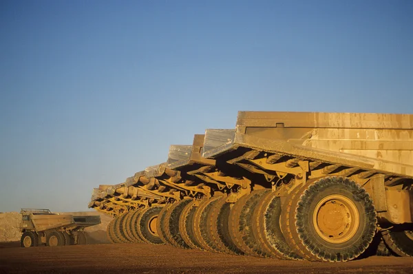 Camiones de transporte de minerales en fila —  Fotos de Stock