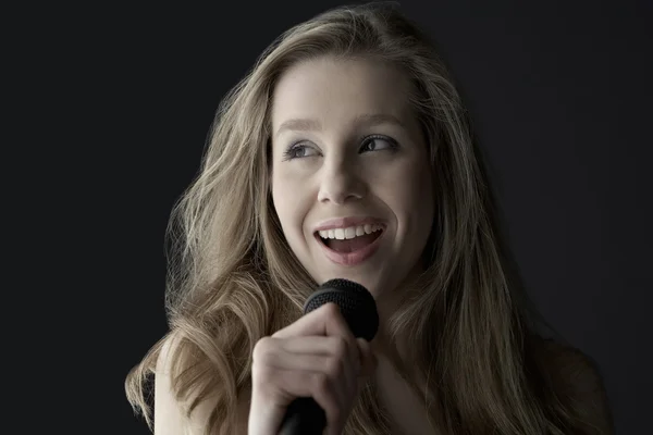 Mujer cantando i — Foto de Stock