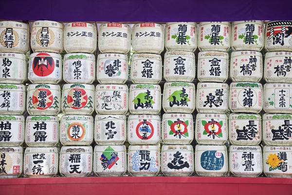 Barriles de sake cerca de la entrada — Foto de Stock