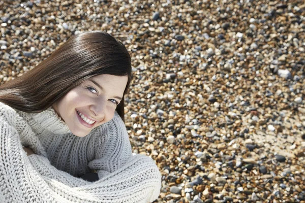 Frau sitzt am Strand — Stockfoto