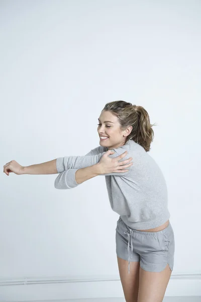 Woman stretching — Stockfoto