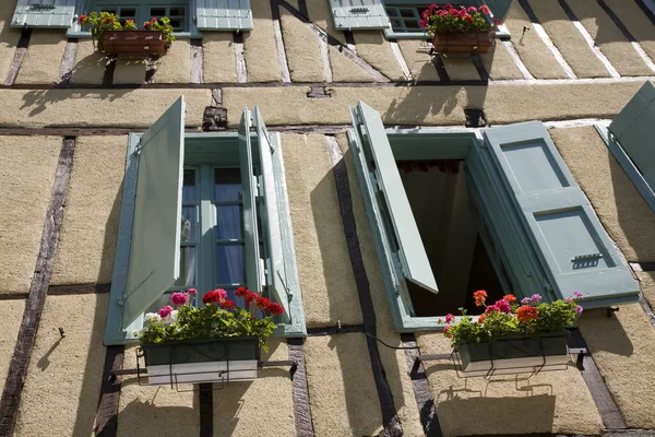 Bâtiment extérieur avec volets roulants — Photo