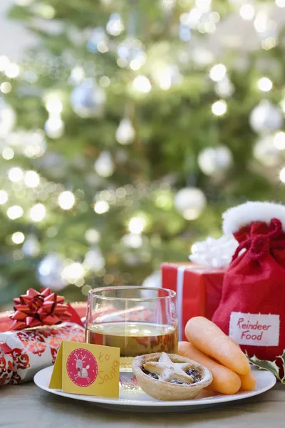 Whisky, mince pies and carrots — Stock Photo, Image