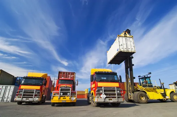 Lift truck loading shipping containers — Stock Photo, Image