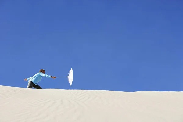 Niño sosteniendo paraguas de playa — Foto de Stock