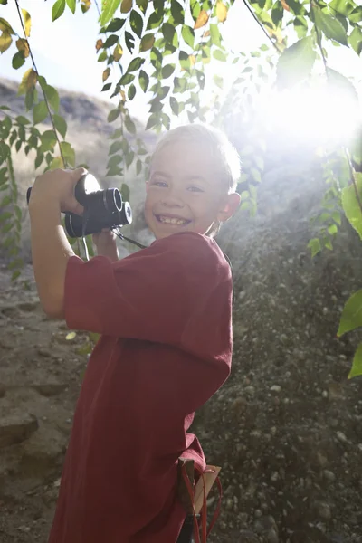 Ragazzo con binocolo — Foto Stock