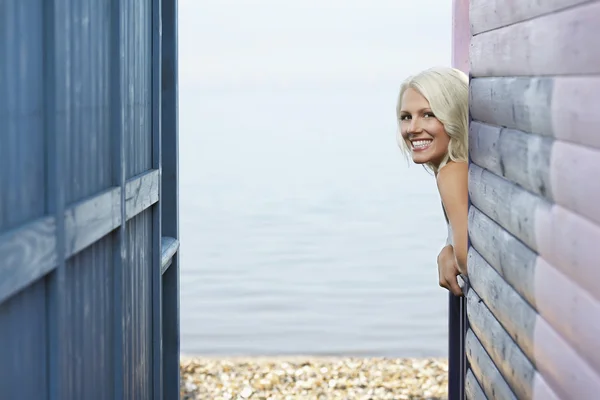 女性のビーチの家の傾き — ストック写真