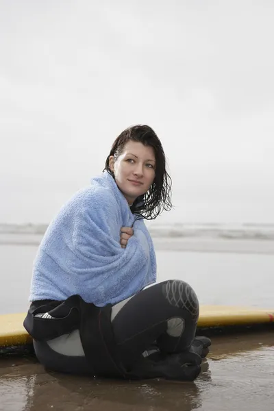 Surfista sentado en aguas poco profundas — Foto de Stock