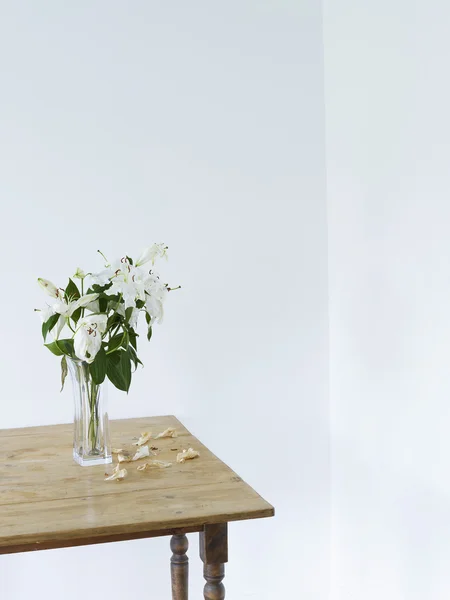 White lilies in vase on table — Stock Photo, Image