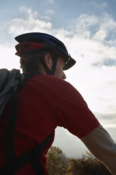 Ciclista de montaña buscando — Foto de Stock