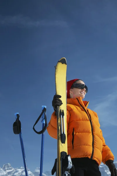 Frau mit Ski und Stöcken — Stockfoto