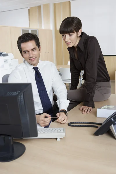 Zakenman en -vrouw met behulp van compute — Stockfoto