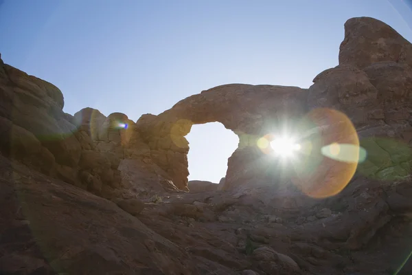 Sol brillando a través de la roca —  Fotos de Stock