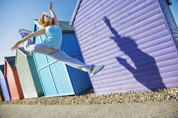 Woman jumping — Stock Photo, Image