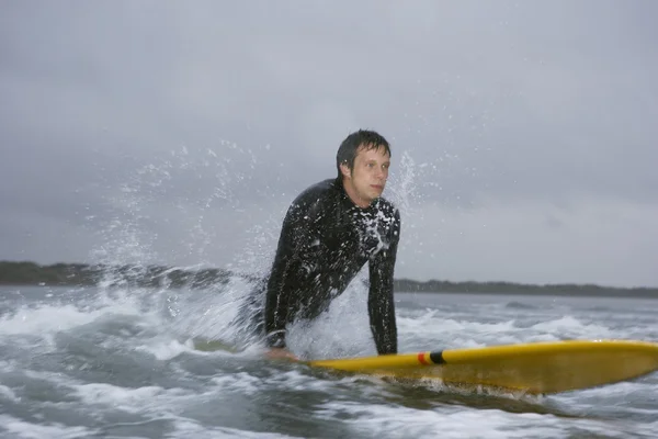 Surfer pulling himself up — Stock Photo, Image