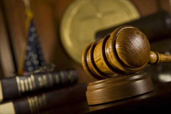 Mahkeme salonunda tokmak