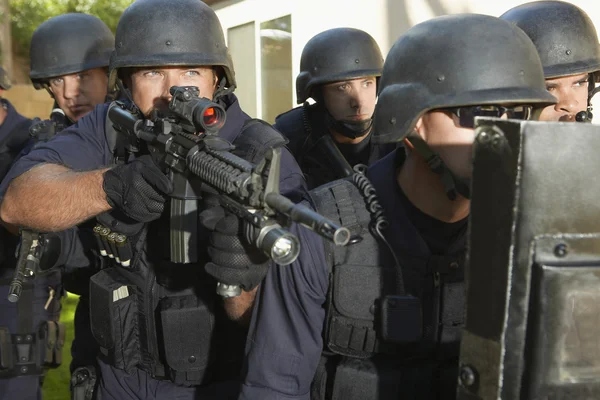 SWAT oficerów za Tarcza — Zdjęcie stockowe