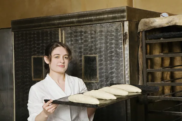 Baker met ballen van brood deeg klaar om te bakken — Stockfoto