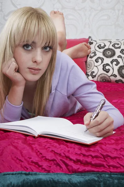 Chica escribiendo diario — Foto de Stock