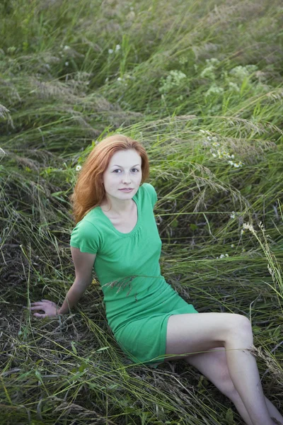 Donna sdraiata in erba alta — Foto Stock