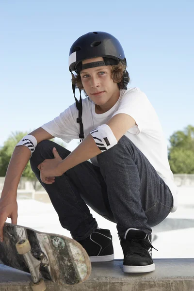 Jongen met skateboard — Stockfoto