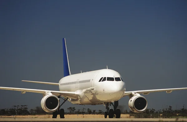 Пассажирский самолет на рулёжной дорожке — стоковое фото