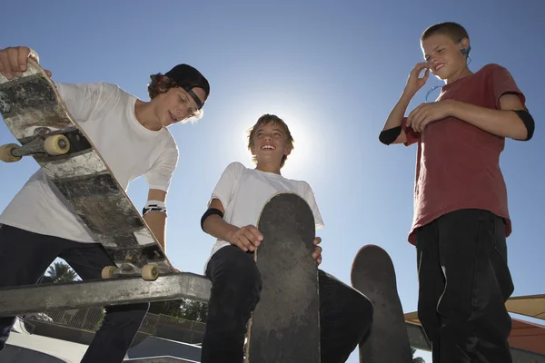 Chlapci se skateboardy — Stock fotografie