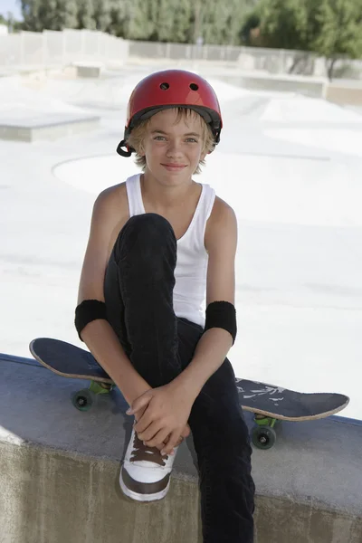 Teenage boy in skateboard park — Stock Photo, Image