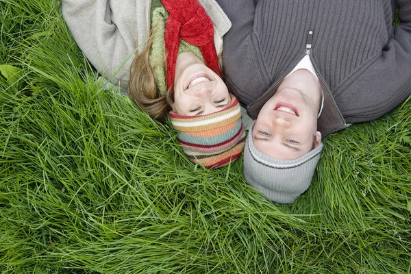 Paar entspannt im Gras — Stockfoto