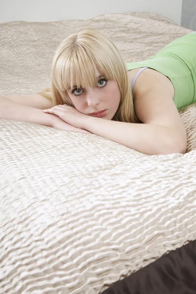 Chica acostada en la cama — Foto de Stock