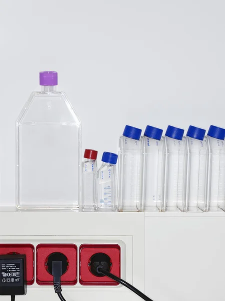 Fila de botellas de muestras en repisa — Foto de Stock