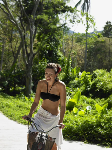 Mujer montando bicicleta —  Fotos de Stock