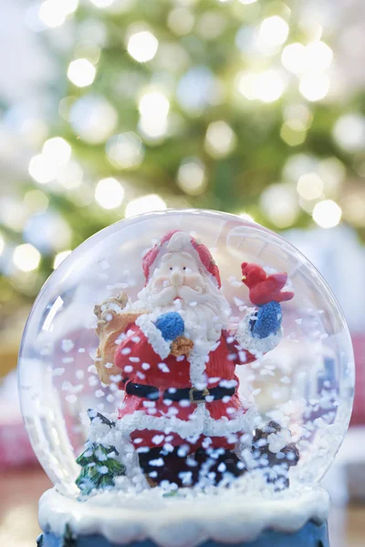 Sneeuw koepel met santa — Stockfoto